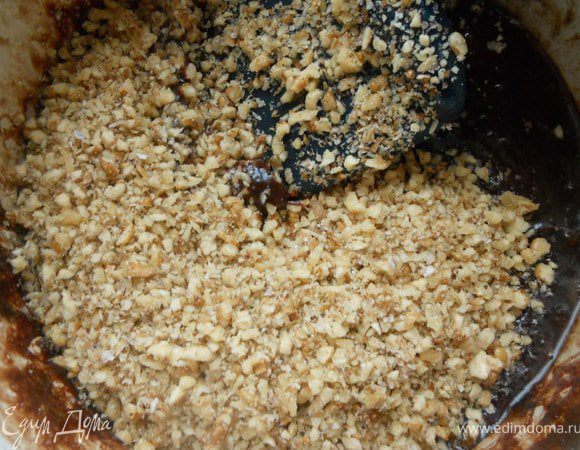 Добавить измельченные грецкие орехи (достаточно мелко, в противном случае звезды могут разваливаться). 