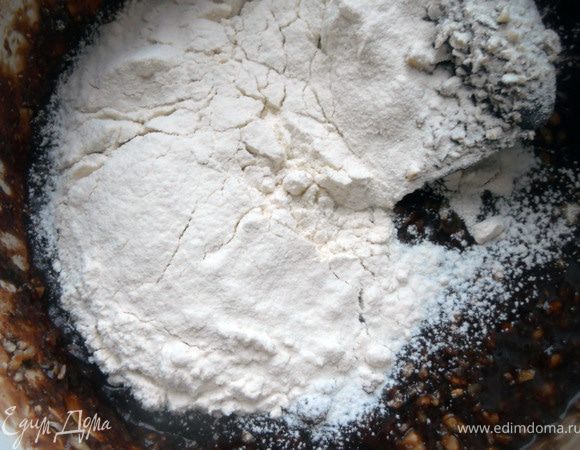 Просеять муку.