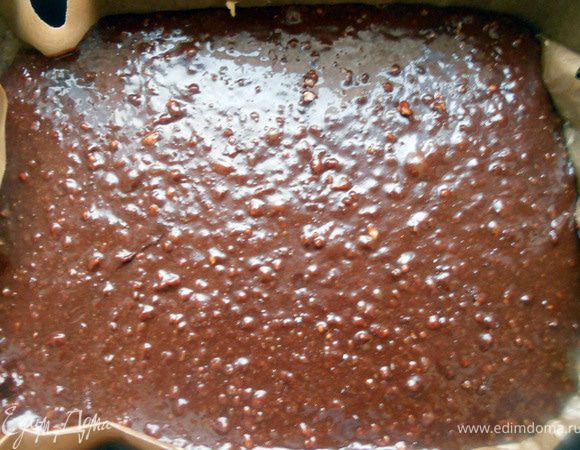 Форму (здесь 25х27) застелить бумагой, слегка смазать маслом. Выложить тесто, разровнять. Выпекать в предварительно разогретой до 170С+- духовке, 20 минут +-. Главная задача не пересушить - брауни должен оставаться слегка влажным, с кремообразной текстурой, тесто должно "пружинить". 