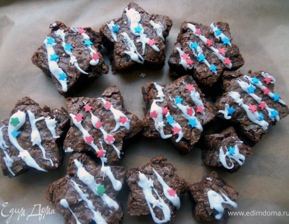 Покрыть сахарной глазурью и украсить посыпкой. Выдержать пару часов в холодильнике и подавать. Хранить там же. 