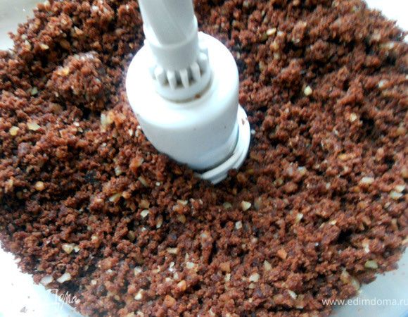 На самом деле тут сложно говорить о пропорциях, т.к. все зависит от того, целый ли Вы брауни пустите на конфеты, или его часть. В любом случае брауни следует измельчить в комбайне - у меня вышло 2,5 чашки (ч.=200) крошки. Важно также, чтобы брауни был правильной консистенции - влажный, кремообразный - в этом успех конфет!