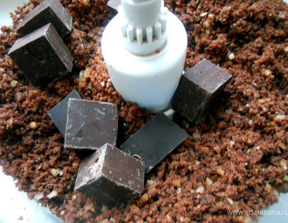 Для фактуры добавить шоколад и включить комбайн на несколько оборотов. 