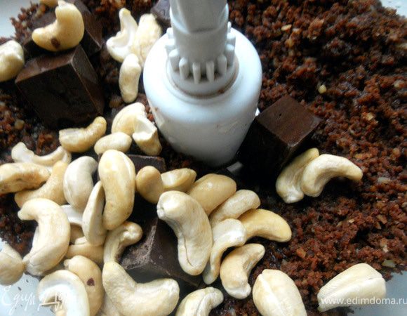 Добавить кешью и ром (2-3 ст.л.) и еще немного растереть. 