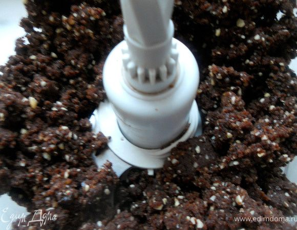 Получится вязкая, влажная масса ***по текстуре чем-то будет напоминать пирожное "картошку"***.