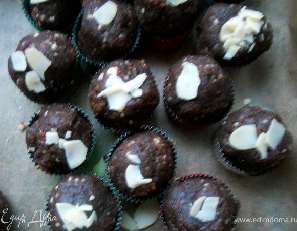Сформировать конфеты и отправить в холодильник хотя бы на час. Можно обвалять в какао, покрыть шоколадом, в данном случае украшены миндальными лепестками. 
