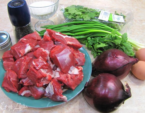 Лучшие по вкусу котлеты из мяса получаются из:
1. Смеси свинина, говядина, баранина
2. Смеси свинина, говядина
3. Смеси говядина, баранина
4. Баранина
Так как здоровье позволяет есть только диетическое мясо, и я не люблю вкус жира, но люблю, чтобы котлеты были сочные, то готовлю в основном из чистой баранины  
Удивлены? 

Для справки содержание калорий в мясе (100гр.)

Телятина 1 категории	97
Баранина 1 категории	209
Говядина 1 категории	218
Свинина мясная	 357
То есть баранина более диетическая чем говядина  

Конечно, за время советской власти мы совершенно разучились готовить баранину (хотя не только баранину, но и многое другое), кроме того, баранина имеет довольно много отходов. Зачастую вместо баранины продают козлятину или баранов, доживших до возраста полового созревания (которых выращивали для шерсти) и пр. Все это (в том числе в связи с отсутствием насущной необходимости, как это наблюдается у мусульман) привело к тому, что к баранине относятся плохо.
К тому же как можно испортить свинину? Ну... пересушить. Что делать? А майонезиком сверху и вроде не сухое (хотя жирность и сочность это разные вещи, но кто об этом думает?). А говядину? Ну... будет жесткой. А мы порубим помельче... например бефстроганов сделаем или фарш - и порядок!
А баранина... Тут разбираться надо... Надо купить такую, чтобы не воняла, чтобы баран был курдючный (читай мясной), да и отходов полно, всякие пленки, наружный жир надо срезать (нутряной, который обволакивает внутренние органы очень вкусный и не является таким тугоплавким и не оставляет ощущение застывания на зубах). Да и пленок полно, да и когда отваришь ее жира полно (если варили с жиром).

Но! Если срезать весь лишний жир (при запекании ноги обязательно надо оставить слой около сантиметра), срезать все пленки, если обжарить кусочки, а потом потушить их в овощах или вине - вкус будет восхитительным! Это просто бесподобно! Но увы, надо выбирать. Те кто полюбили баранину (ягнятину) меня поймут.
Я ни в коем случае не говорю, что из говядины или свинины нельзя приготовить высококлассные блюда, но из баранины этих блюд никак не меньше, а зачастую даже больше.

Простите, что так отвлекся