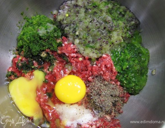 Как видно из списка, я не добавляю ни хлеб, ни картофель.
Так как я готовлю из задней ноги барана, то здесь будут указаны моменты, не относящиеся к другим сортам мяса. В таком случае просто пропускайте эти указания.
Как разделывать баранью ногу я уже указывал в рецепте Баранина под чесночным соусом.
Отрезаем тазовую кость, как указано в предыдущем рецепте.
Отрезаем голень от бедра по суставу. Режьте аккуратно, шевеля сустав. Таким образом вы найдете соединительные ткани.
Разрежьте мясо до кости на бедре и аккуратно срежьте мясо с бедерной кости.
Тазовую кость с мясом на ней, бедерную кость, а также голень с мясом я использую для приготовления мясного бульона, в частности для борща или других супов (см. соответствующие рецепты).
Со срезанного одним куском с бедренной кости мяса я срезаю так называемую "корочку подсыхания", а также весь лишний жир (то есть весь , но без фанатизма - не пытаясь сделать мясо девственно чистым  )
Разрежьте мясо на куски и перекрутите его в мясорубке.
Перекрутите всю зелень.
Чтобы не добавлять хлеб или картофель (для очистки мясорубки) в конце я перекручиваю репчатый лук. Даже если немного лука остается в мясорубке - не страшно.
Положите в фарш сушеный тимьян, соль, свежемолотый перец и два яйца.