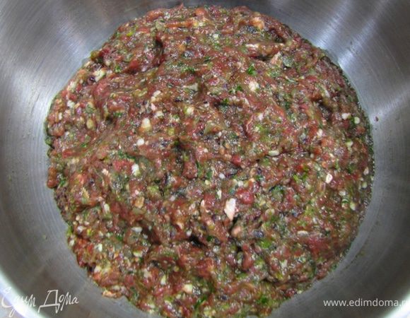 Хорошо перемешайте фарш, накройте крышкой, тарелкой или пленкой и уберите в холодильник на час чтобы фарш стал плотнее и легче лепились котлеты.