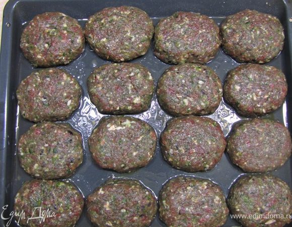 Чтобы не заморачиваться с жарением и не использовать муку или сухари, а также получить более "здоровую" пищу, я готовлю котлеты в духовке.
Смажьте противень растительным маслом.
Смочите руки в воде. Возьмите порцию фарша.
Сложив кисти лодочками бросайте с силой мясо из руки в руку. Таким образом оно станет более плотным и совершенно гладким снаружи.
Сформируйте из мяса шар или овал, положите на противень и слегка сдавите, придав мясу форму котлеты.
Сделайте тоже самое с остальным фаршем. Не забывайте смачивать руки водой и смывать остатки с них.