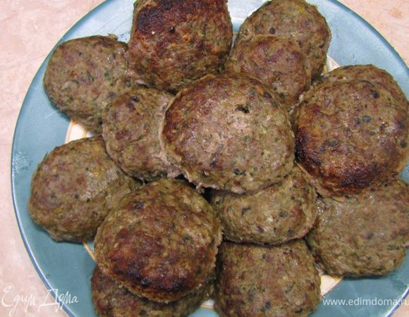 Нагрейте духовку до 210 градусов.
Поставьте противень в духовку и жарьте 10 минут.
Снизьте температуру до 180 градусов и жарьте еще 30 минут.
Снимите котлеты на блюдо.