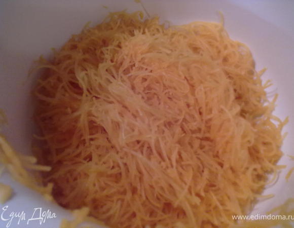 Мелко нарезать лук и чеснок, яйца. Тыкву натереть на мелкой терке соломкой или пропустить через овощерезку/комбайн.