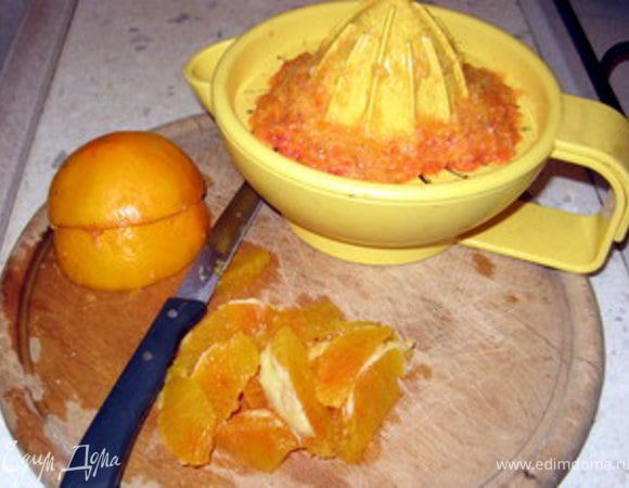 У одного апельсина выжать сок, второй ножом очистить от кожуры (оранжевой и белой её части) и  вырезать дольки без прожилок. 