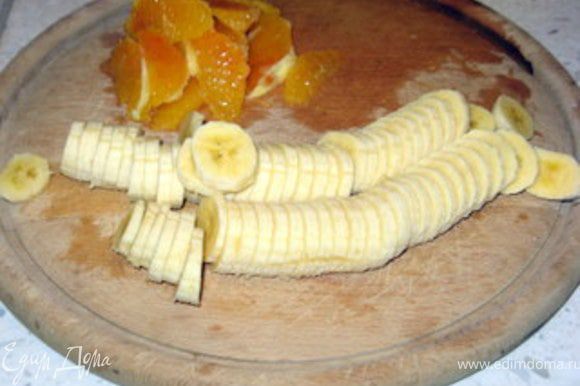 Бананы нарезать на кружочки по 0,5 см.