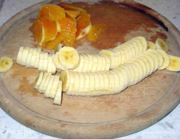 Бананы нарезать на кружочки по 0,5 см.