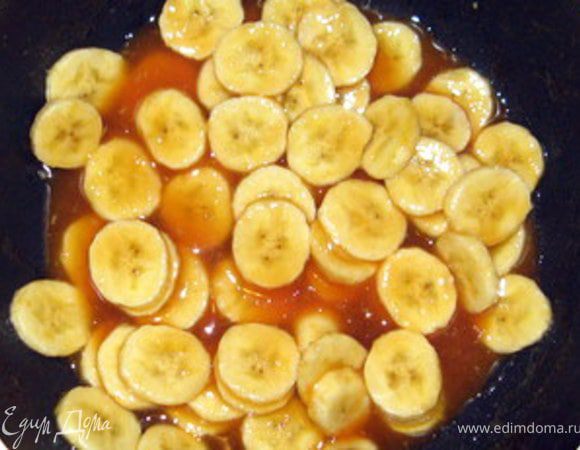Сахар растопить на сливочном масле и влить только что выжатый апельсиновый сок.Получим апельсиновый соус.
Поместить в соус бананы и дать им пропитаться апельсиновым соусом 1-2 минуты.

