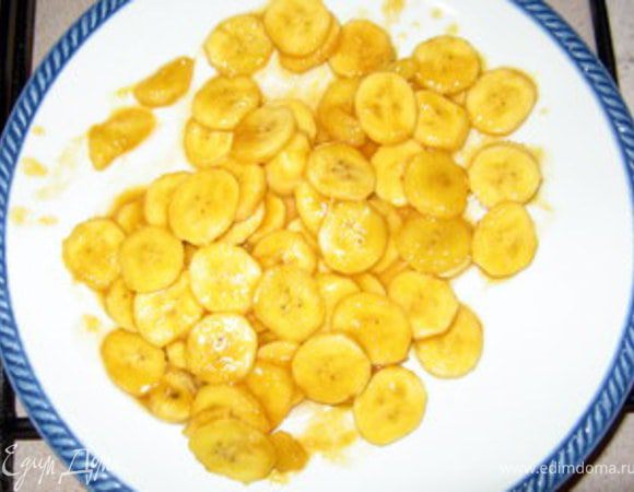 Перенести бананы на блюдо.