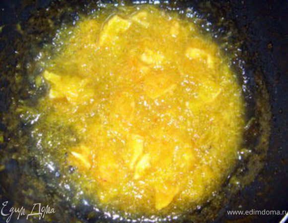 В оставшийся соус добавить апельсиновые дольки без прожилок и поварить их пару минут на слабом огне, пока они не соединятся с соусом.