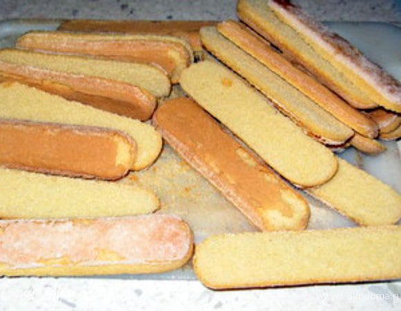 Савойярди разрезать вдоль пополам и  пропитать молоком.