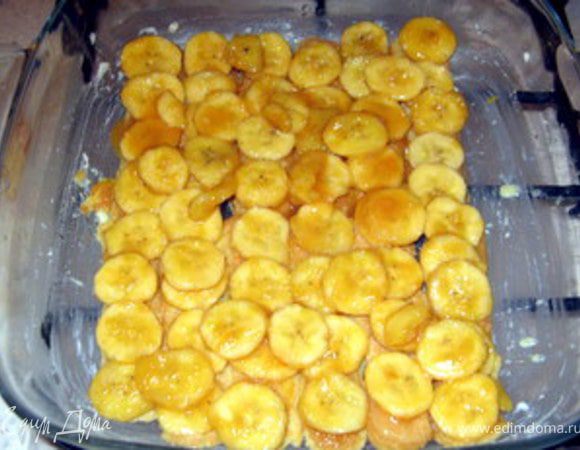 Сверху распределить бананы.