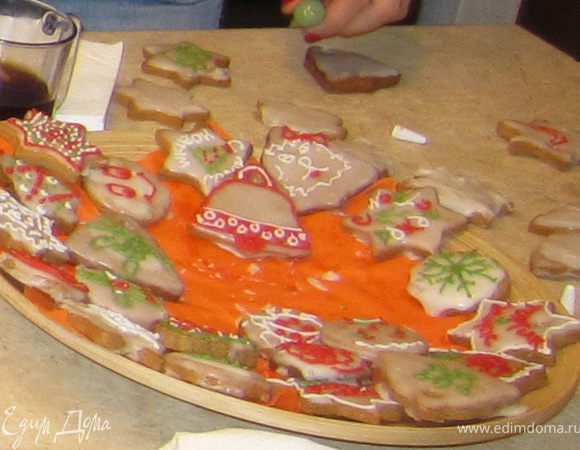 Итак, готовим имбирное печенье. Смешайте муку, соль, разрыхлитель и пряности.
В отдельной миске взбейте масло с сахаром.
Взбейте яйцо, влейте в масляную смесь. 
Постепенно добавляйте мучную смесь, хорошенько перемешивая при этом. Перемешайте тесто, когда оно будет уже довольно плотным.
Тесто упакуйте в полиэтиленовый пакет и убрите в холодильник как минимум на 2 часа, а лучше на ночь.
