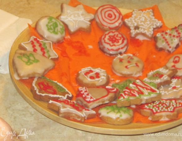 На поверхности, слегка посыпанной мукой, раскатайте тесто толщиной 0,5 см. Используя формочки, вырежьте из теста фигурки и переложите их на застланный бумагой противень. 
Выпекайте 8-12 мин в разогретой предварительно до 180 градусов духовке. Печенье будут слегка мягкие, но это-то нам и нужно. Выложите печенье на салфетку и дайте им остыть.