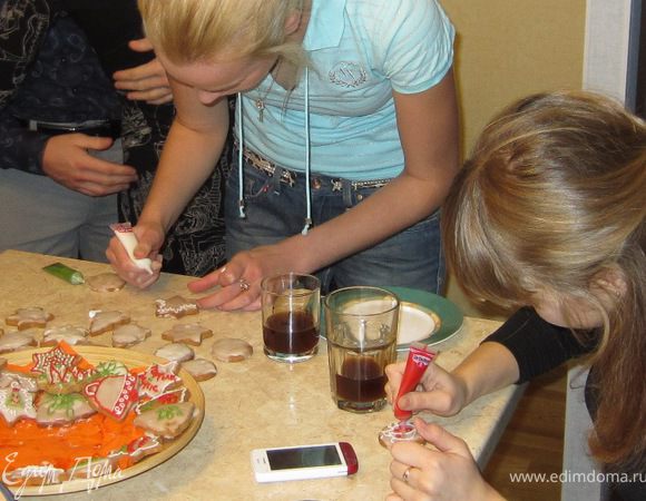 Смешайте сахарную пудру и лимонный сок. Вам будет трудно вначале их смешивать, но потом должна получиться довольно густая кашица. Выложите печенье на решетку и полейте сверху получившейся глазурью. Дайте глазури затвердеть. Печенье готово для украшивания.