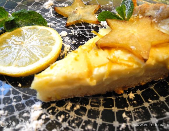 Затем выливаем в основу начинку и выпекаем 25-30 мин. Остужаем при комнатной температуре и ставим на час (можно на ночь) в холодильник.
Вкуснейший пирог готов! Приятного аппетита и хороших праздников!