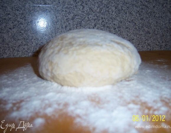 В муку добавить яйцо, соль и замешивать тесто на холодной воде.