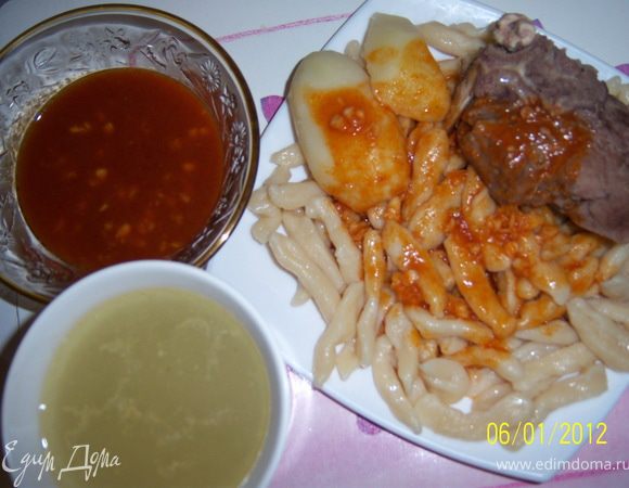 Выложить в тарелку с галушками мясо, картошку и подавать блюдо с бульоном. Галушки лучше макать в соус, так вкуснее. Приятного аппетита!!!