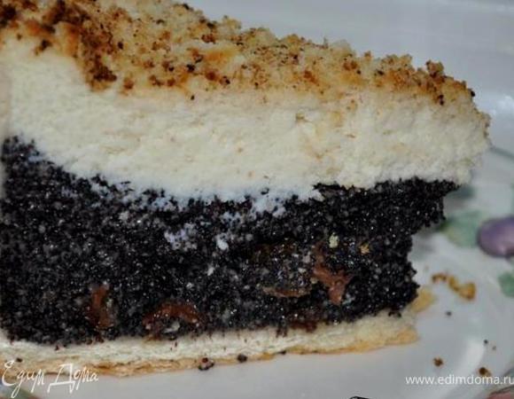 Выпекать 40-50 минут в разогретой духовке, при необходимости в конце выпекания накрыть пирог бумагой для выпечки, чтобы он не подгорел.