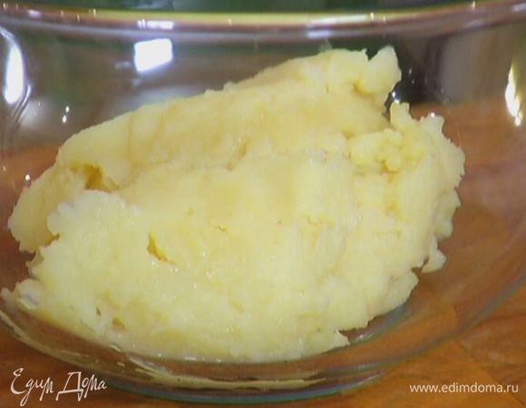 Картофель почистить и отварить в подсоленной воде. Затем большую часть воды слить, картофель размять в пюре, посолить, поперчить, влить растопленное масло и вымешать.