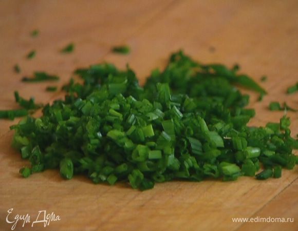 Шнитт-лук мелко порубить и добавить к пюре.