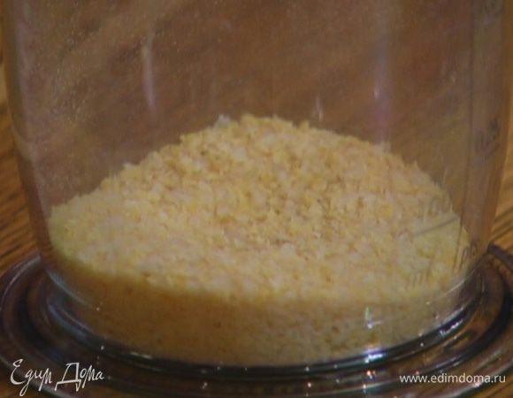 Все хлопья измельчить блендером в крошку.