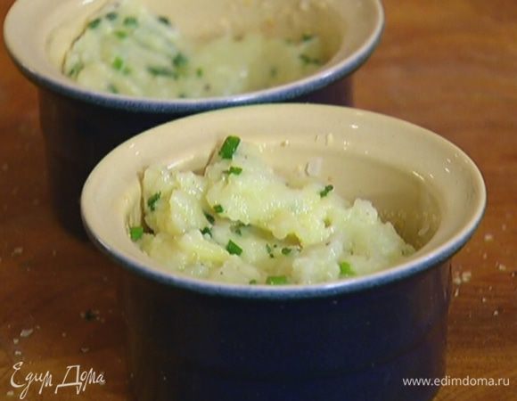 Небольшие керамические формочки смазать внутри оливковым маслом, обсыпать измельченными хлопьями, выложить в них картофельную массу и сделать посередине небольшое углубление.