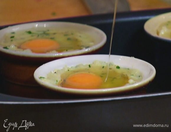 В каждое углубление разбить по яйцу и отправить формочки в разогретую духовку на 12 минут.