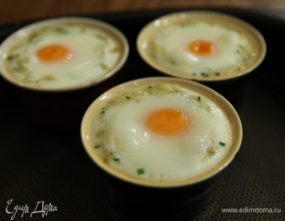 Готовые корзиночки слегка остудить, затем вынуть или подавать прямо в формочках.