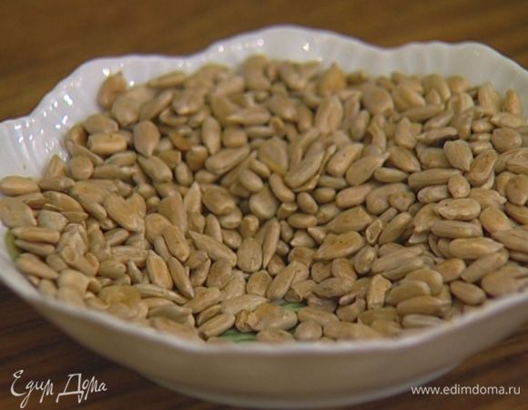 Семечки слегка обжарить на сухой сковороде.