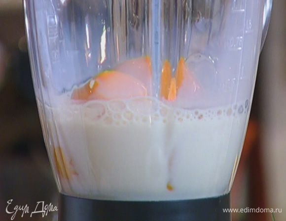 Персики с молоком взбить в блендере в однородную массу.