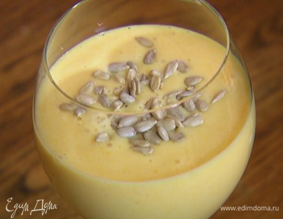 Перелить коктейль в стаканы, сверху посыпать семечками.