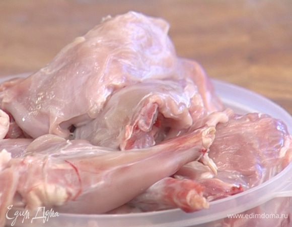 Тушку кролика вымыть, обсушить бумажным полотенцем и порезать на кусочки.