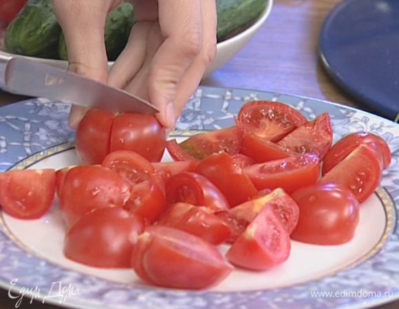 Помидоры нарезать четвертинками.