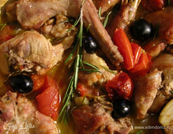 Готового кролика посыпать оставшимися листьями розмарина.