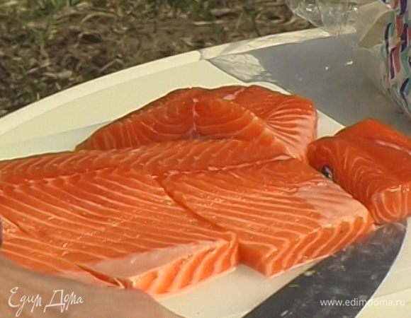 Рыбу нарезать на куски длиной 10 см.