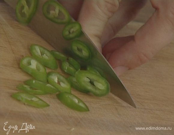 Перец чили освободить от семян и нарезать небольшими кубиками. 