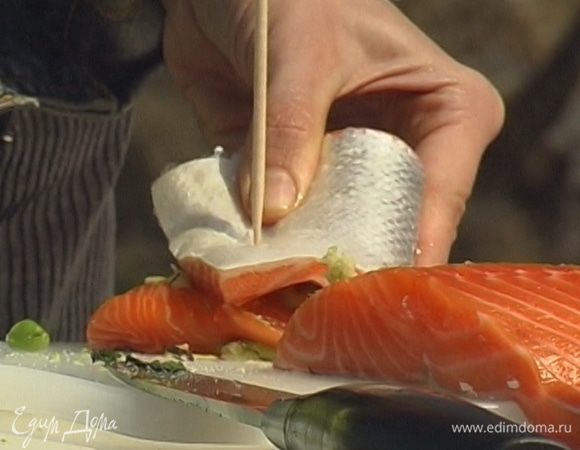 Сложить каждый кусок рыбы пополам, скрепить зубочистками и жарить на гриле 5–8 минут.