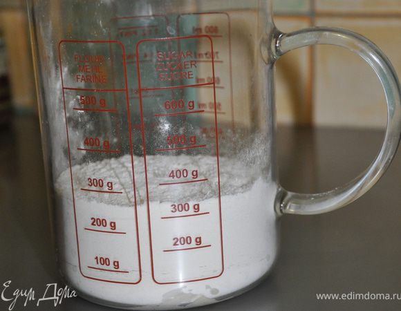 Муку смешать с пекарским порошком.