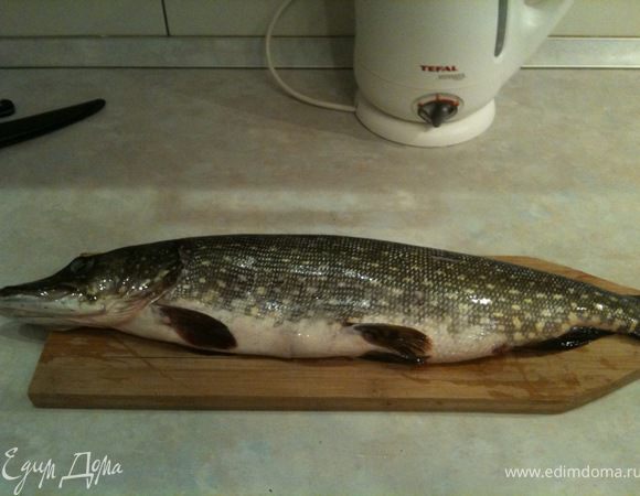 Рыбу помыть и выпотрошить. Можно почистить если не лень:) 