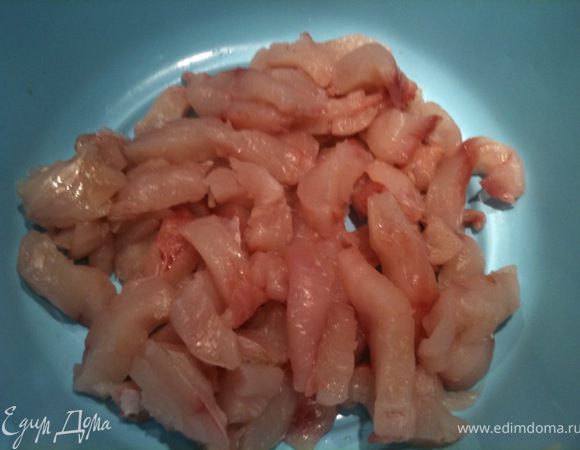 Разделать ее на филе. Филе порезать полосками в толщину пальца.