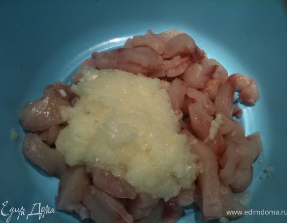 1 луковицу натереть на мелкой терке или измельчить в блендере до кашеобразного стостояния. Смешать с рыбой.