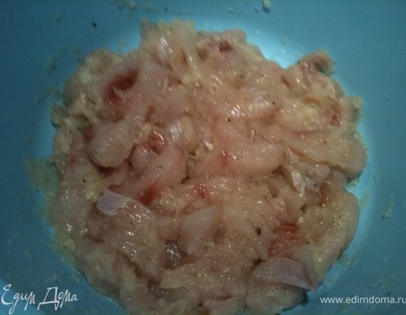 Добавить 1 ч.л. сахара, 1 ч.л. соли. Выдавить сок из лимона. Приправить специями для рыбы или ухи. Перемешать.